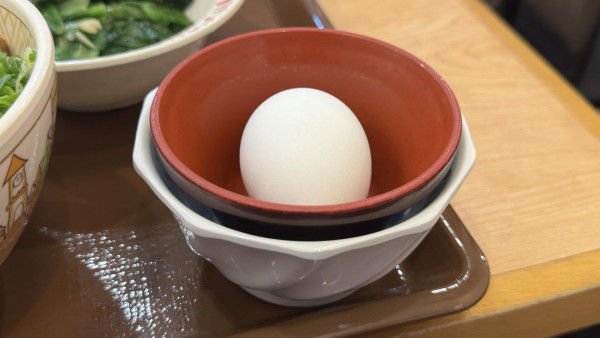 SUKIYA生雞蛋打邊隻碗？前員工認冇學過！日本官方揭「唯一正確用法」：原來一直放錯碗