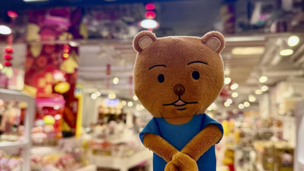 動漫界傳奇「熊吉」在港落網？LOG-ON現身爆紅公仔「熊吉被逮捕」 還原經典被捕場面！