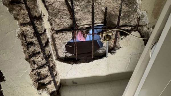 樓上裝修鑿穿地板！樓下驚見大洞「落石屎雨」師傅遭指卸膊 屋宇署：最高可罰100萬