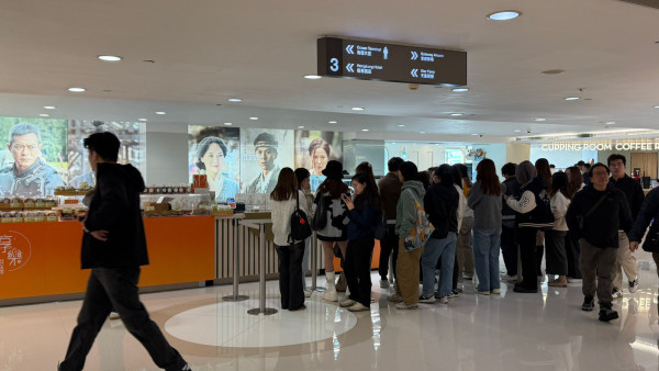 尖沙咀驚現超長人龍「轉幾個彎」編輯直擊！杜拜朱古力麻糬爆紅開賣：$48兩粒半小時售罄