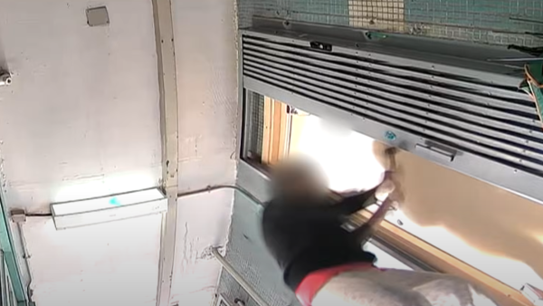 東張西望｜婆婆情緒失控持鐵鎚砸鄰居閘！自稱「青山出來」拍攝現場突襲主持林映輝