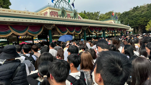 迪士尼平日都逼爆！遊客入園等2小時崩潰：10分鐘郁一次、玩Frozen排足150分鐘