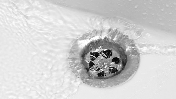 浴室沖涼又水浸？網民推「3米通渠神器」秒勾陳年頭髮！免通渠水、淘寶$30買到