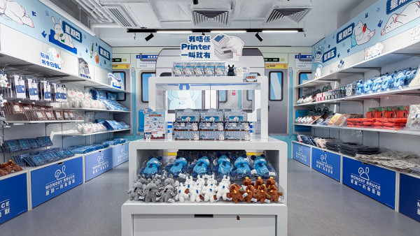社畜IP角色Monday Bruce限定店登場！神還原迫地鐵場景/必買解壓公仔/金句揮春