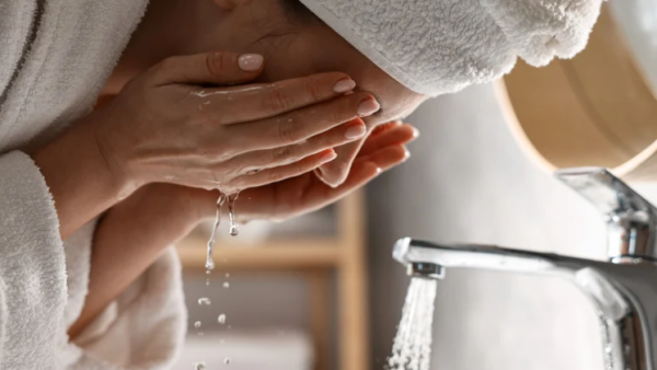 沖涼順便洗面＝爛面？呢個動作令皮膚快老10年！專家揭5大護膚禁忌