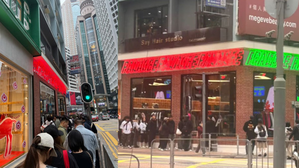 銅鑼灣禮頓道淪陷！市民排足6小時全因倫敦「神級潮牌」進駐？必搶限定南華聯乘