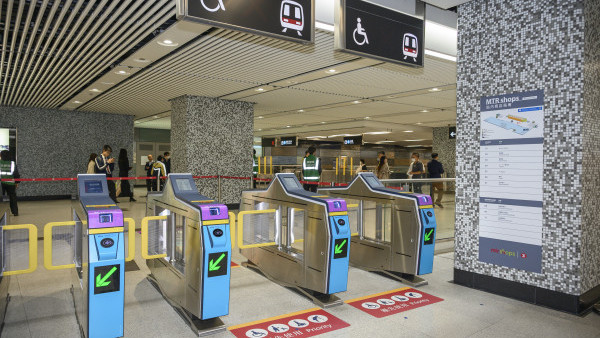 粉嶺站閘機驚現「神祕通道」免入閘自由出入？網民笑「考驗人性」港鐵神速咁補救