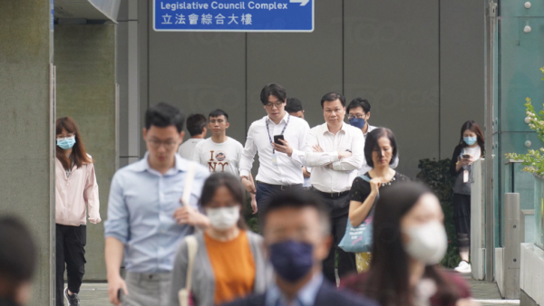 做公務員好慘？港男列6大慘況呻新制福利大縮水！網民嘲：返私人公司做囉