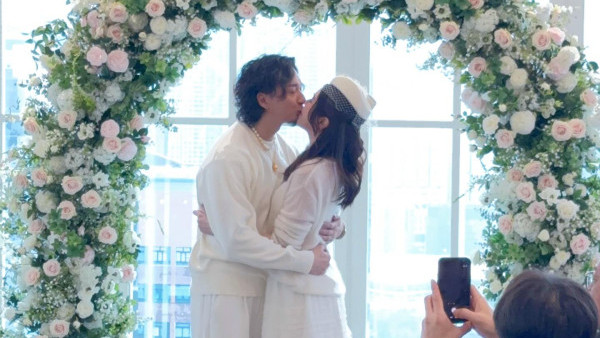 40歲女藝人無預警宣布已經閃婚！簡約白衫出嫁棄奢華婚紗：叫我程太