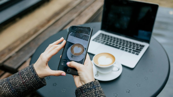 外遊連免費Wi-Fi隨時破產！專家警告iPhone預設1功能危險：黑客秒盜信用卡！學3招保命