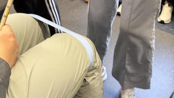 東鐵壯漢「自綁雙腿」搭車瘋傳！網民激讚超體貼 真相原來係日本養生療法？