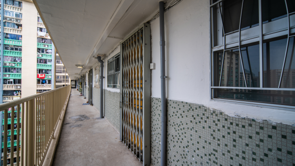 公屋食煙惹鄰居「貼街招」公審！喺屋企食會否扣分？房署：呢個位即扣5分