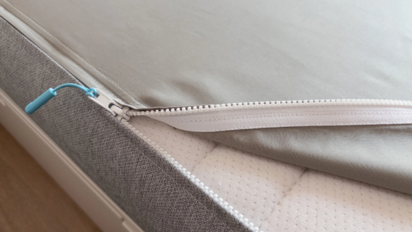 換床單免抬床褥？港人瘋傳神級「拉鍊床單」秒換洗 網民激推：救返條腰！