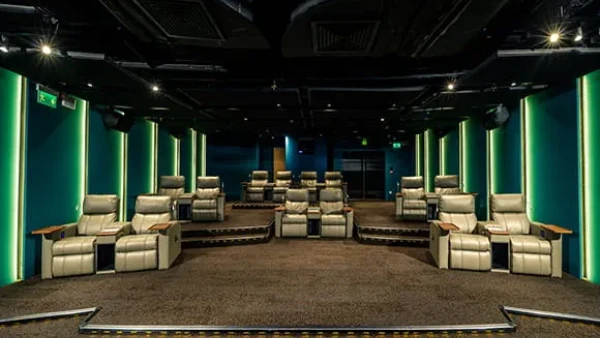 太古城$170躺平戲院包爆谷！網民揭隱藏VIP院：爽過頭等vs似揼骨房