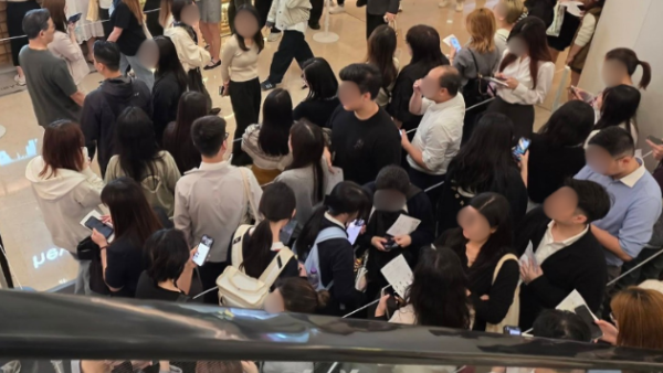 上環逾100人排長龍「打蛇餅」上班族捨棄午餐「罰企」1小時！網民：時間咁廉價？