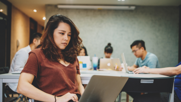 2026薪酬調查｜AI衝擊加薪幅度 近4成香港打工仔慘遭凍薪！想加一成人工靠「忠誠」定「跳槽」？