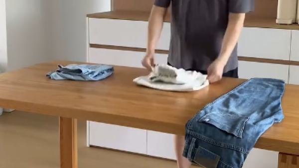 懶人必學！網瘋傳「1秒摺褲」收納妙法：雙手交叉一抖即刻摺好