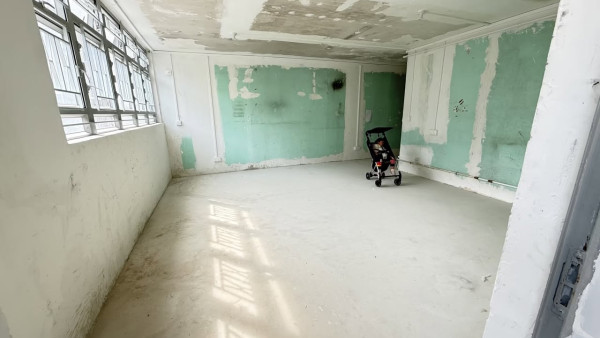 4人家庭首派市區大單位曝光！逾400呎殘舊內裝惹熱議！網民批評呢個位嘥晒