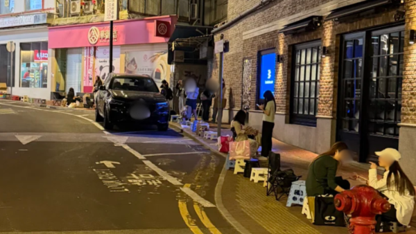 銅鑼灣深夜驚現「神秘凳仔陣」！逾30空凳霸街 揭通宵排隊真相：全為等...