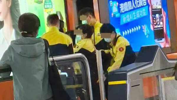 港鐵查飛風波｜港鐵母子跳閘逃票被斷正！職員一做法惹爭議？網友：小朋友一世陰影