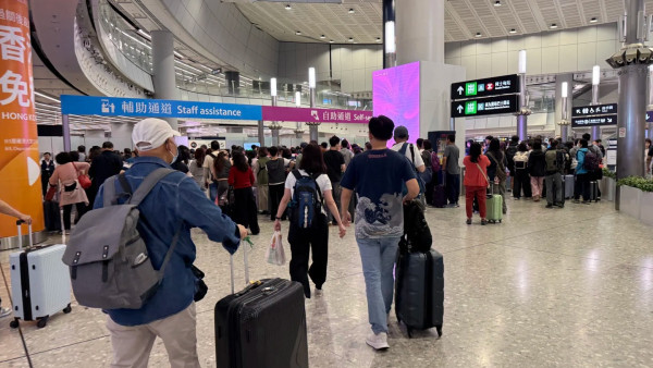 復活節北上注意！西九高鐵站人潮塞爆如春運 苦主崩潰：提早都差啲趕唔切