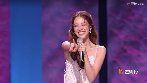 乘風2026｜陳凱琳初舞台盛世美顏驚艷內地 網民激讚混血樣封「迪麗熱巴接班人」