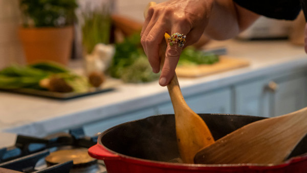 廚房變毒氣室？醫生警告煮飯1習慣致癌物擴散全屋 開抽油煙機都無用