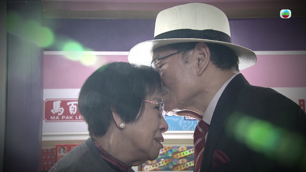 愛回家之開心速遞｜史上最重口味170歲「世紀之吻」 82歲劉丹親吻87歲陳師奶震撼電視