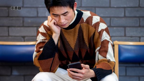 19歲男玩手機玩到癱！醫生揭血管破裂：低頭頸椎受5倍壓力 附4招日常預防法