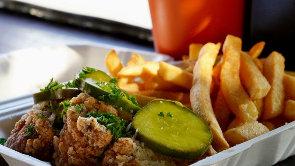  搭飛機唔好飲汽水！專家揭6大機上飲食禁忌 食錯隨時胃脹腳腫