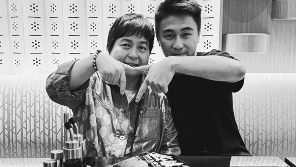 賭王二房女兒何超蕸逝世 四房何猷君貼合照痛別家姐：她是真正的戰士