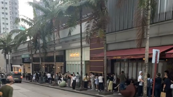 中環半山逾百人長龍排4小時？網民看傻：唔使返工咩 揭「世一」朝聖現場