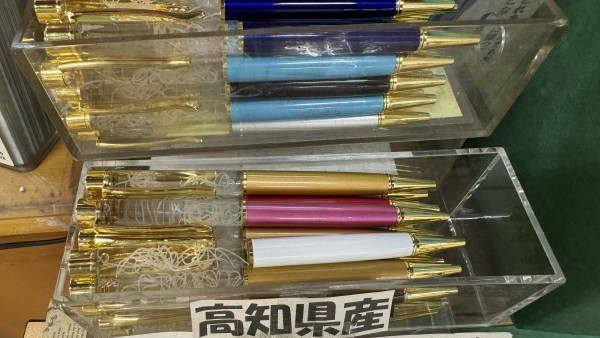 睇到都手震！日本推「線蟲原子筆」寄生蟲管內狂郁 網民崩潰：邊個敢攞上手寫字