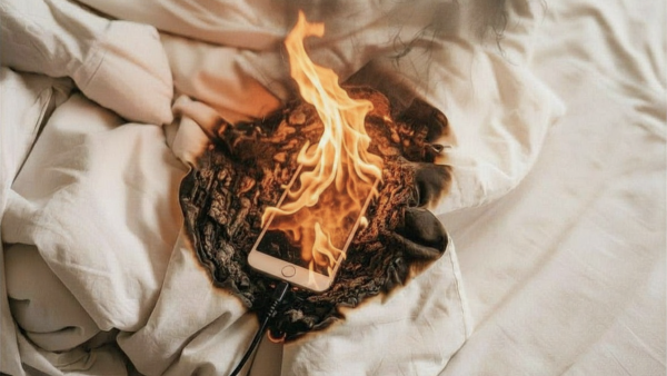 手機通宵充電會起火？放呢2個位置極危險！消防揭7大致命元凶 必學1個隱藏設定保命