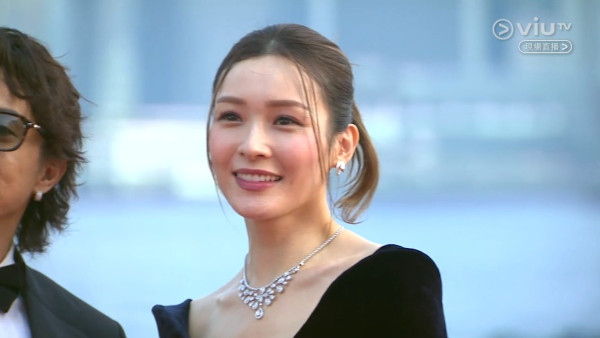 金像獎2026｜李佳芯貴氣晚裝艷壓紅地毯現場！深U領口首度亮相隔籬台ViuTV