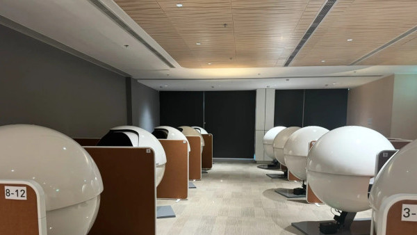 香港機場過夜$50睡眠艙正過VIP室？只限1類人 附免費沖涼攻略