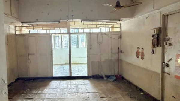 市區唐樓放盤128萬！450呎單位超殘舊 睇落竟似恐怖片？網民估凶宅放盤：睇完相好不安