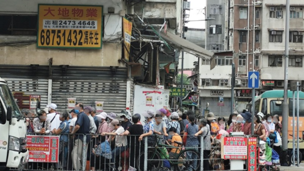 元朗驚現百人長龍！銀髮族冒暑排隊領1物遭諷貪小便宜 網民反駁：排隊背後另有真相