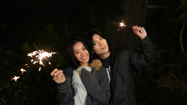 陳凱詠周殷廷親密照官宣戀情惹熱議！再晒甜蜜合照終極親揭真實關係