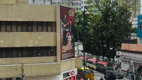 香港4月驚現「飄雪」奇景？輕鐵駛過一剎那美如動畫 網民反崩潰：口罩要戴兩層