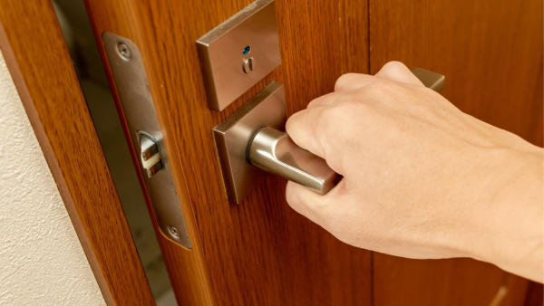 九龍5星酒店連環撞鬼！電視半夜狂播雪花 獨住女崩潰逃亡揭猛鬼經歷