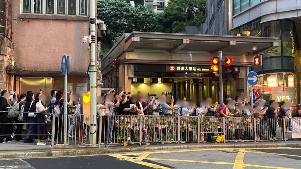 港大站人潮逼爆！揭一年2次「港版曼哈頓懸日」打卡神位 街坊不滿：塞到過唔到