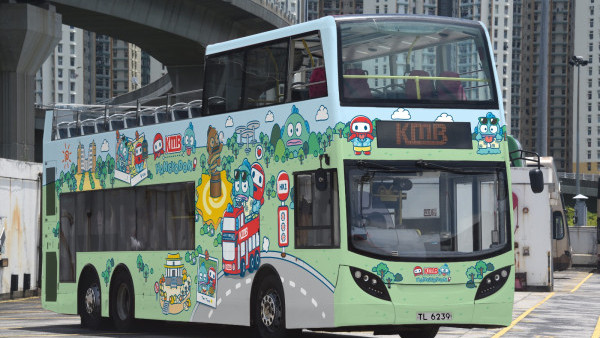 九巴全新Sanrio水怪主題開篷巴士！指定路線HK1 環遊油尖旺！加推水怪八達通咭/水樽/頸枕/旅行袋周邊產品