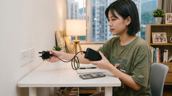 外置充電器叉電即爆炸！燒穿插座變焦黑大洞 專家：這款設計散熱近乎零如同「計時炸彈」！附發脹尿袋電池處理方法
