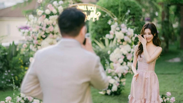 26歲女藝人驚喜宣布結婚喜訊！花海求婚甜晒巨型水滴鑽戒：多了一個身份