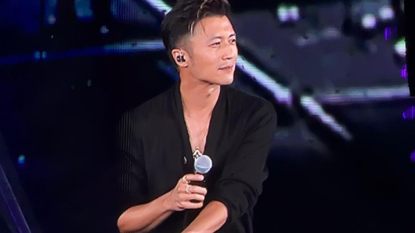 英皇演唱會｜謝霆鋒壓軸登場連唱四首歌！首本名曲《活著VIVA》無緣獻唱