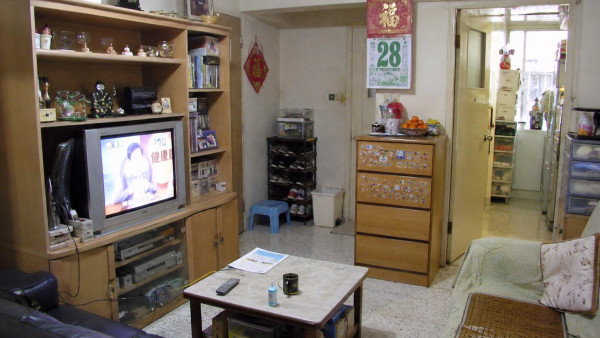 AI生成香港屋企相驚見詭異位！神還原2005年客廳 網民：睇到心寒