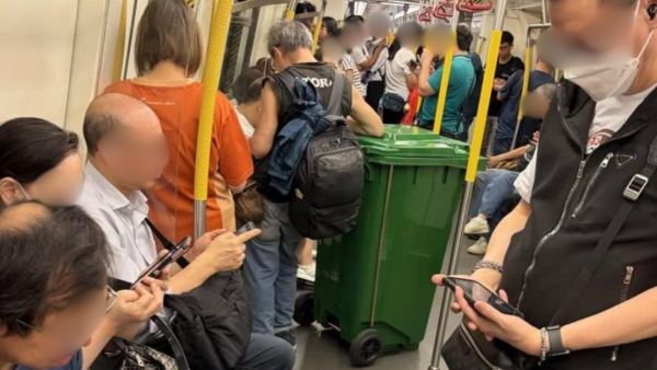 港铁车厢惊现巨型垃圾桶！大叔当行李惹众怒 网友揭1破绽质疑AI假图