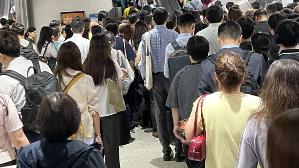 港鐵扶手電梯「攝位」算唔算打尖？網民引爆兩極激辯 揭港人1大專屬潛規則