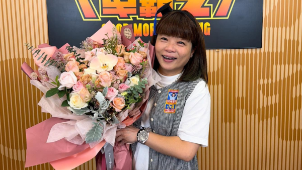 小仪老公神秘真面目激罕曝光！暖男接收工被捕获！身形高大皮肤黝黑“略输彭于晏”